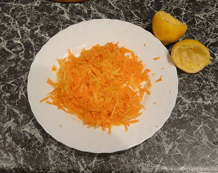 В тертую морковку с лимоном очень хочется добавить сахарку и сметаны. Но, увы, это делать нельзя. Иначе – прощай диета