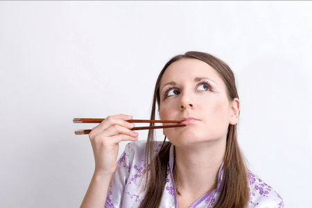 Если во время прохождения японской диеты пользоваться палочками, чувство голода будет не таким сильным. Особенно это важно в первые несколько дней курса