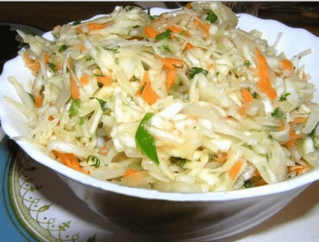 В салат из свежей капусты и моркови для разнообразия можно добавить немного огурцов или половинку зеленого болгарского перца