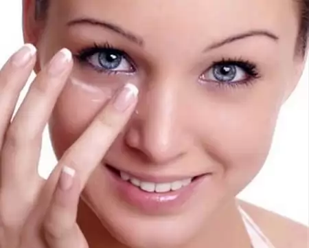 Регулярный уход позволит надолго сохранить кожу вокруг глаз молодой и подтянутой