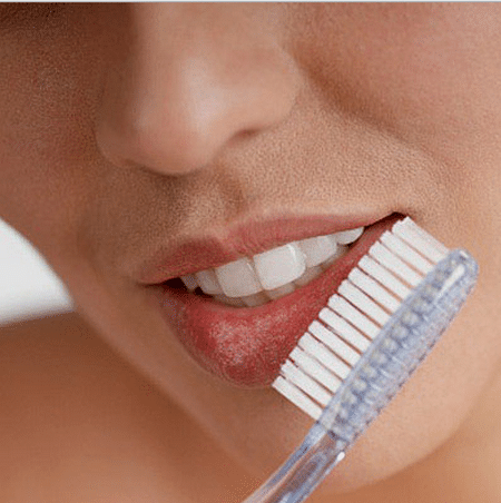 Ежедневную процедуру чистки зубов можно дополнить массажем  губ с применением все той же зубной щетки