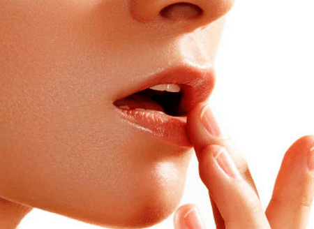 Каждый сеанс массажа должен завершаться увлажнением губ и нанесением слоя обычной гигиенической помады или сливочного масла.