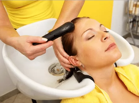 Процедуру смывки волос лучше доверить профессионалам - 