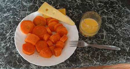 Вареная морковка, немного сыра и взбитое сырое яйцо – обед четвертого дня. При желании все это можно объединить в салат