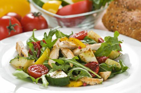 Салат с овощами и филе – отличное блюдо для «худеющего» меню