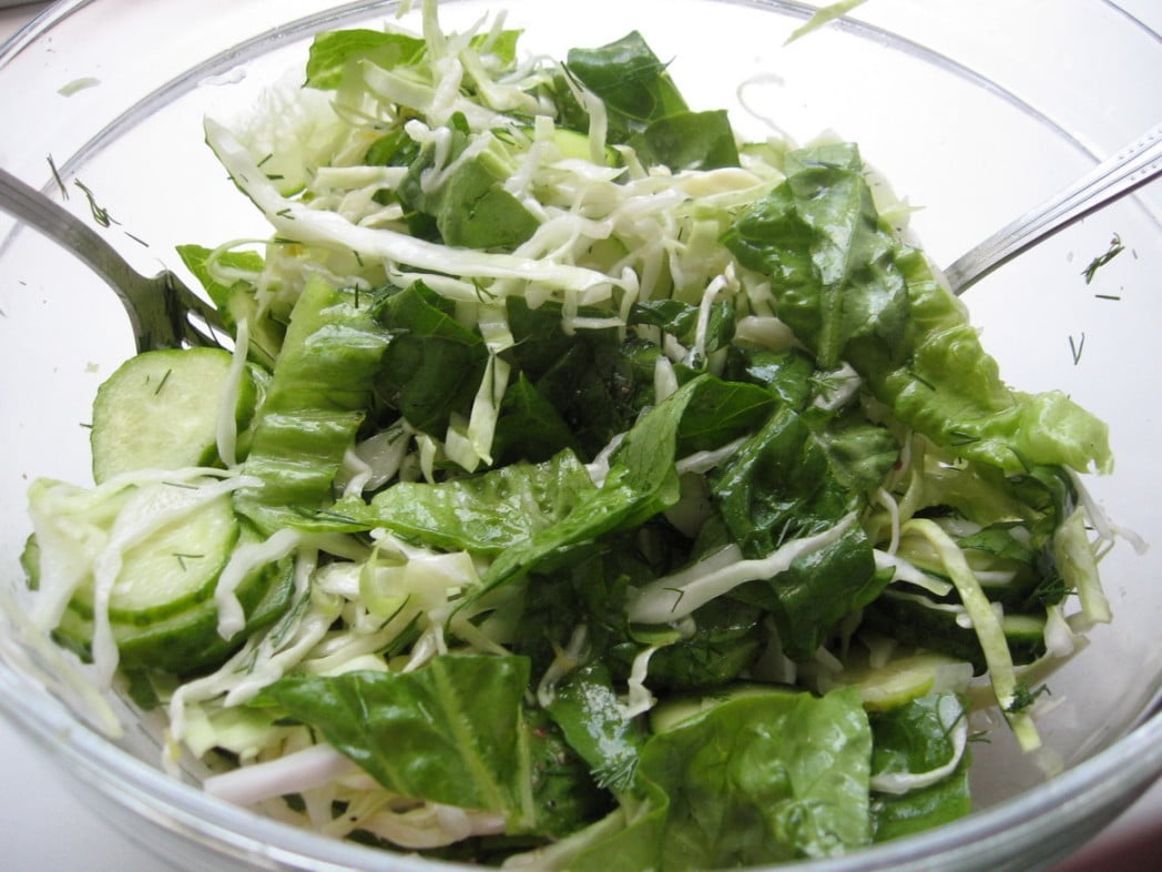 Зеленый салат. Салат с зеленой редькой. Зеленый салат из зеленых овощей. Салат из сныти. Салат из зеленых овощей